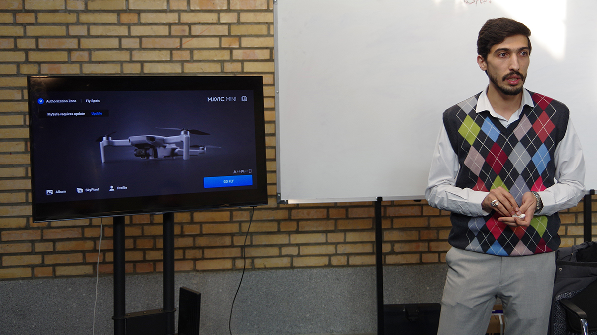 مهندس مصطفی کرمی در حال آموزش در دوره خلبانی پهپاد