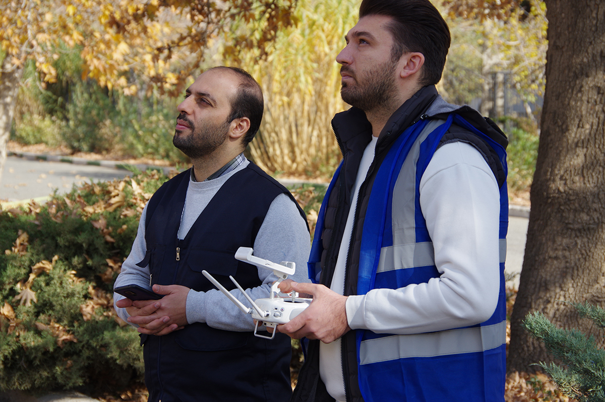 مهندس محمد چیتگرها در حال آموزش پرواز کوادکوپتر