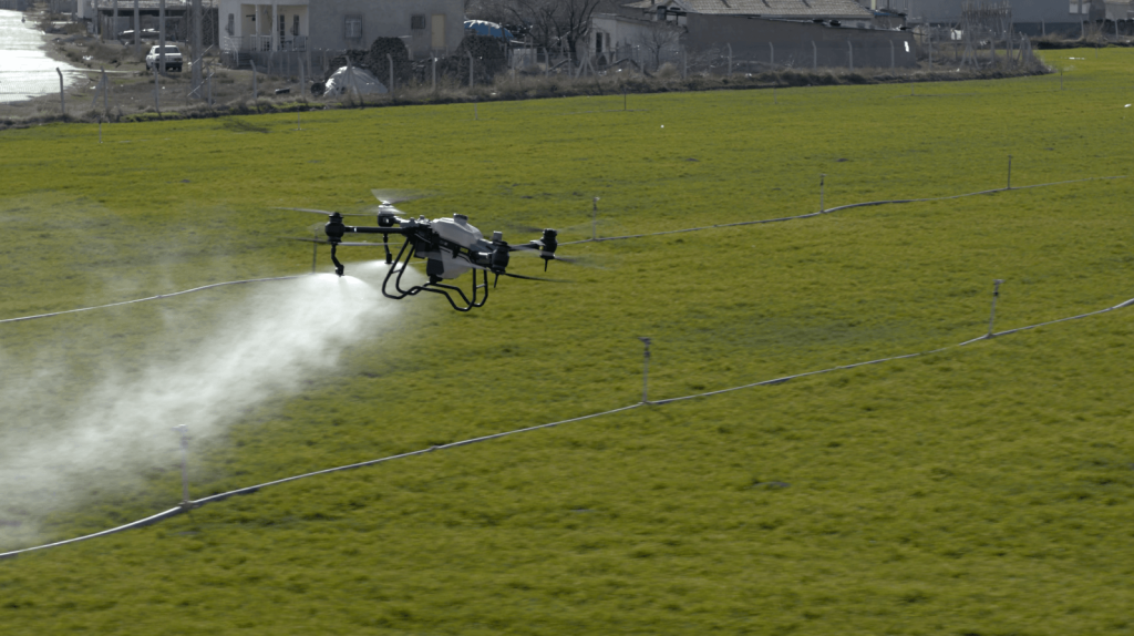 کاهش مصرف آب با پهپاد سمپاش