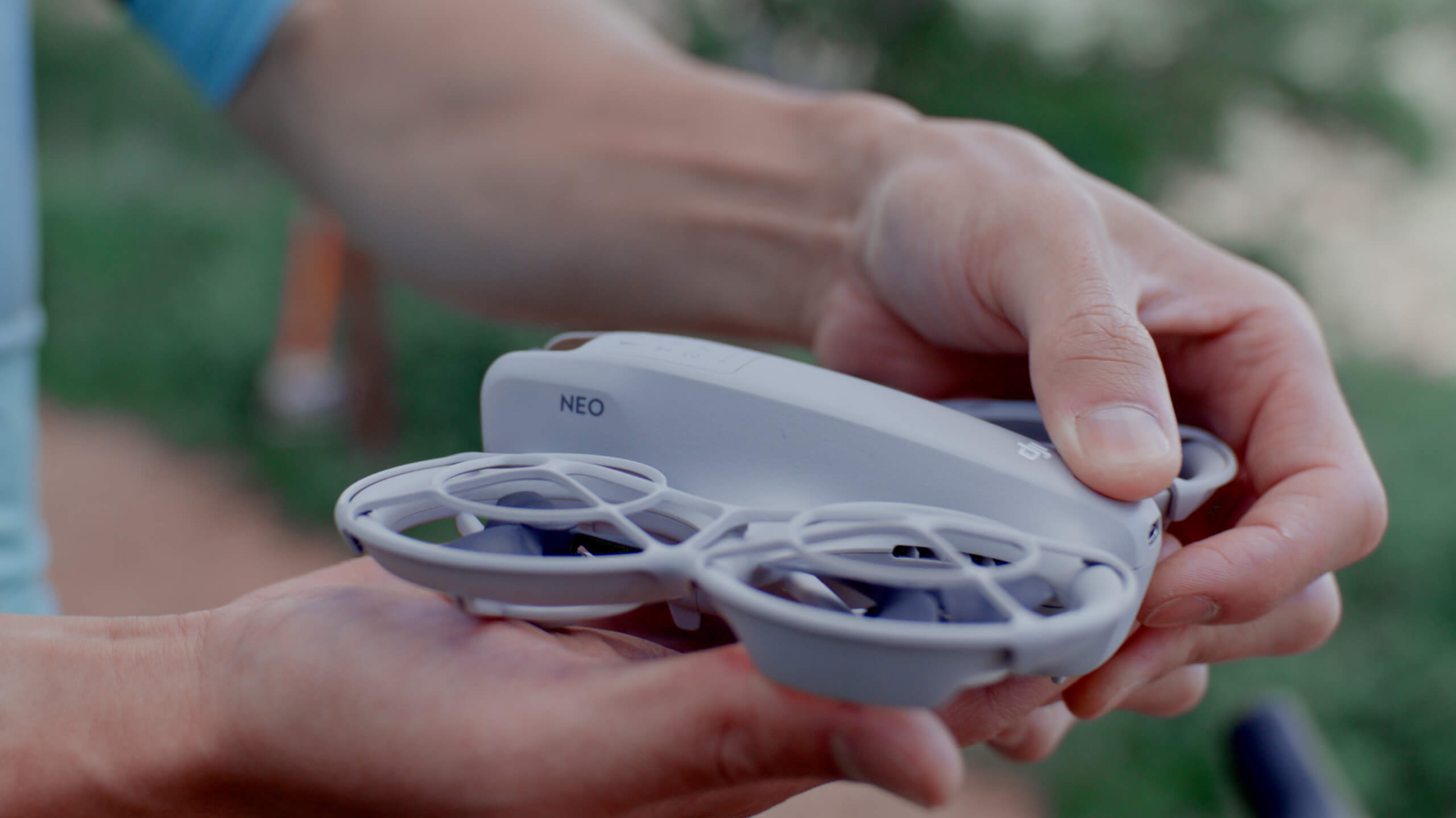 پرواز بر روی دست با زدن یک دکمه با پهپاد ارزان قیمت DJI Neo