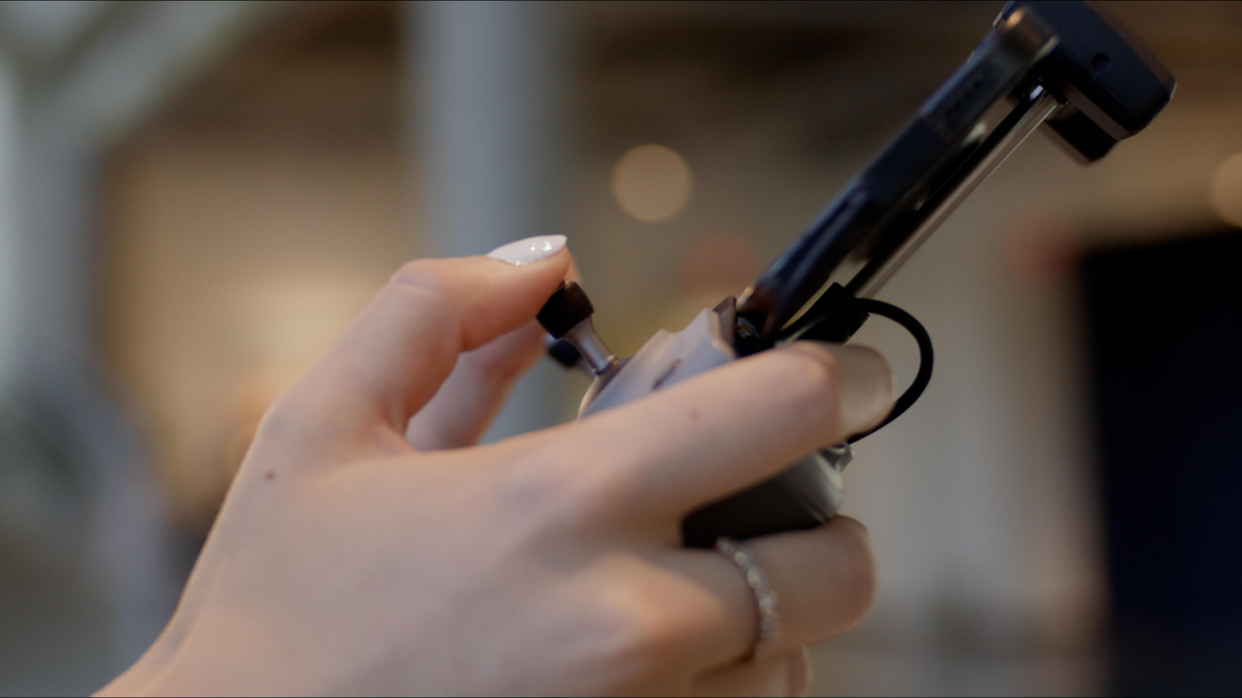 هدایت با ریموت کنترلر و استیک زدن با پهپاد DJI Neo نئو