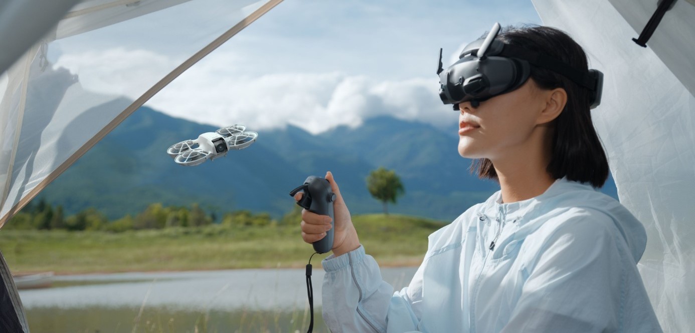 پهپاد DJI Neo کواکوپتری کوچک که می توان با ریموت کنترلی آن را پرواز داد